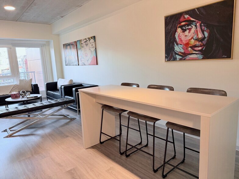 Building Photo - 334 W Schiller St