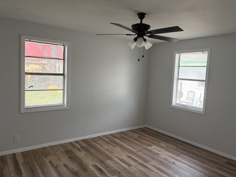 Building Photo - 604 W 4th St