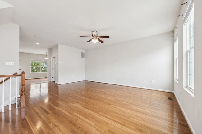 Building Photo - Stunning luxury townhome in the Fieldstone...