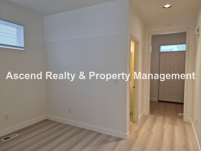 Building Photo - Available NOW! Updated in Arbor Roses 3Bed...