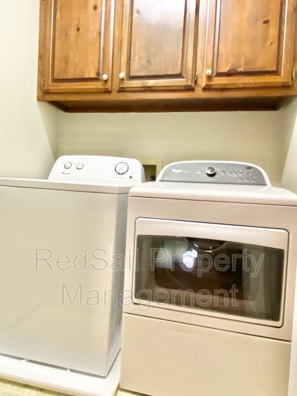 Building Photo - 203 Monty Manor