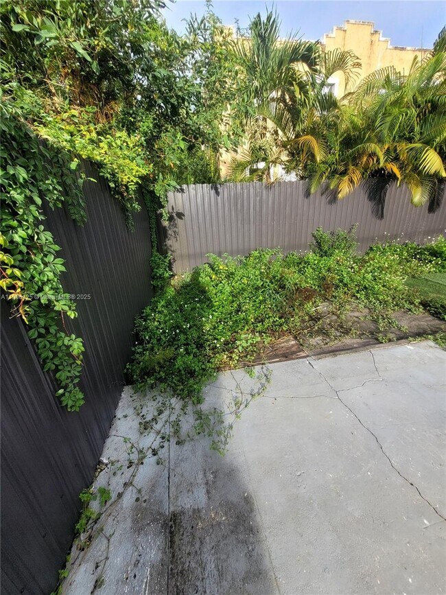 Building Photo - 5720 NE Miami Pl