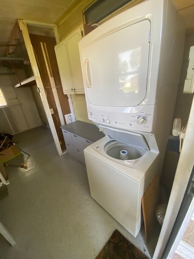 Building Photo - Beautiful 2 + 2, ANNUAL Lease In Orange Bl...