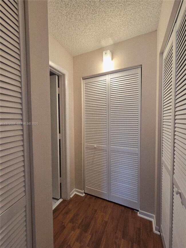 Building Photo - 204 Foxtail Dr