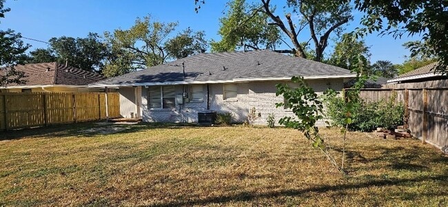 Building Photo - 4817 Lido Ln