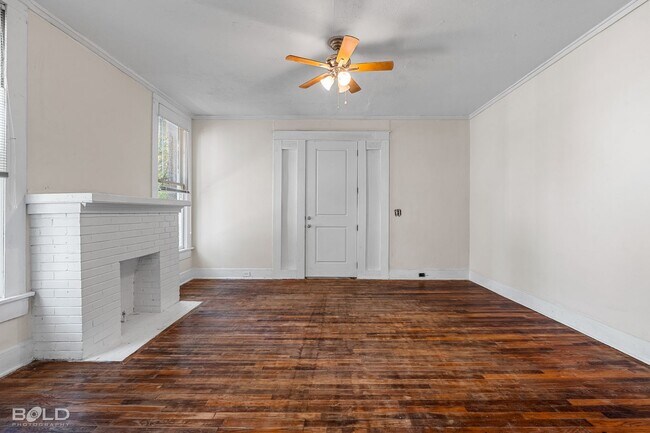 Building Photo - 2 bed 1 Bath Duplex