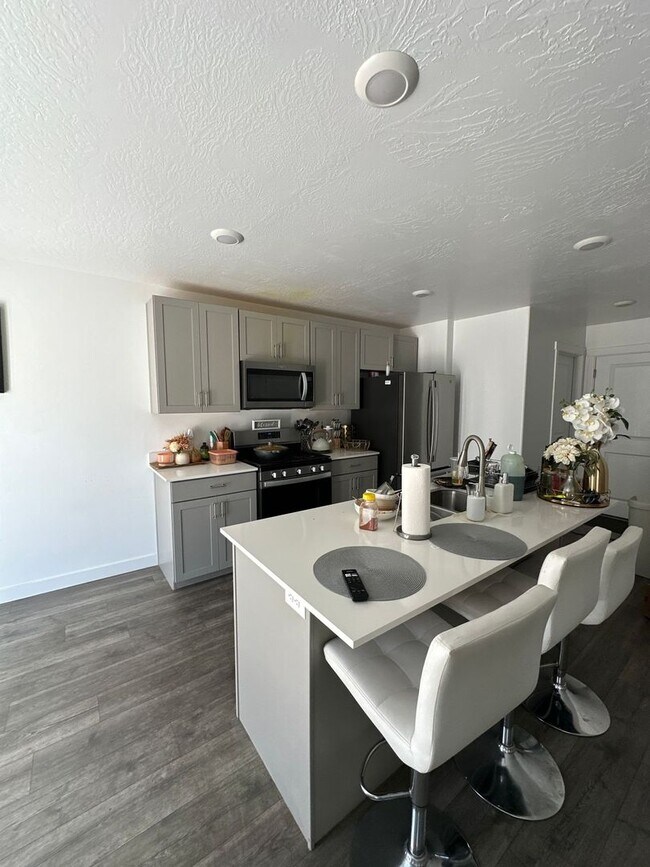 Building Photo - Charming Townhome