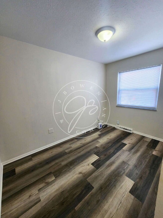 Building Photo - Spacious 2 bed 1 bath- 2 story home. Already passed Section 8 Inspection!