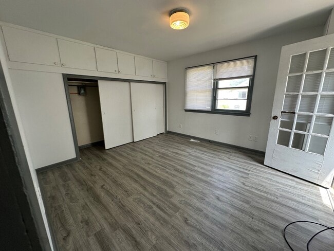 Building Photo - 728 E Ave B