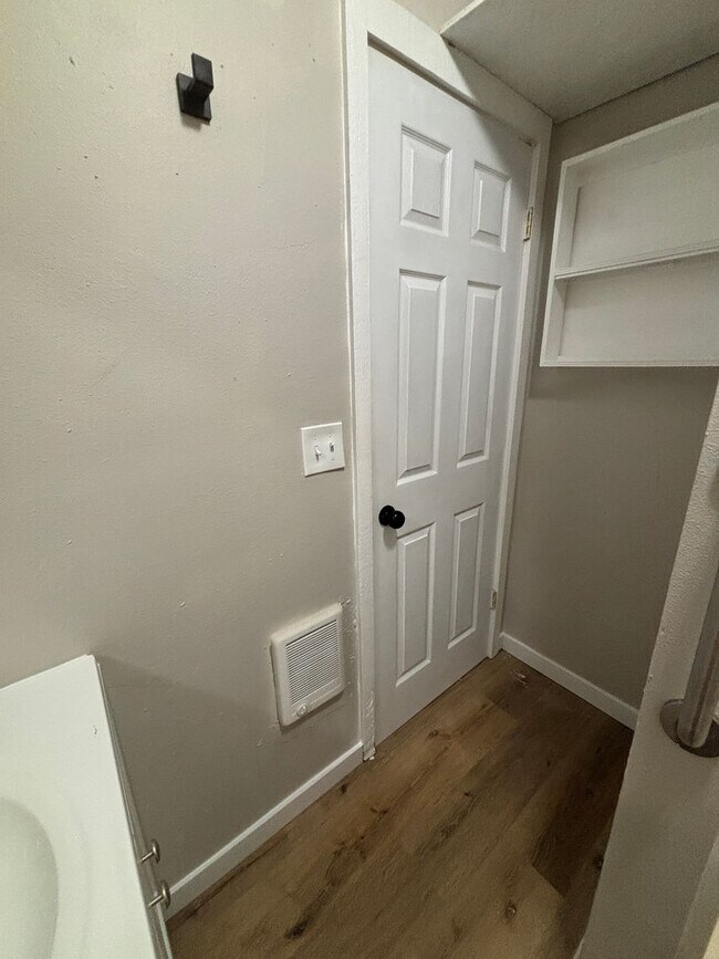 Building Photo - Newly Renovated 2 Bed 1 Bath Apt Move In Special!!