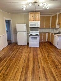 Building Photo - Recently updated 2nd floor 3-bedroom unit located on a quiet dead-end street!