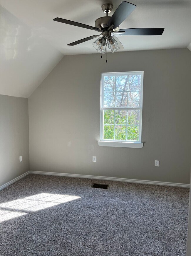 Building Photo - 2553 W Harold St