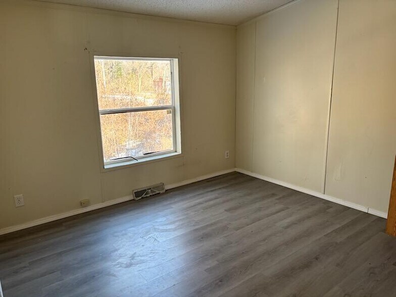 Building Photo - 823 W Oak St