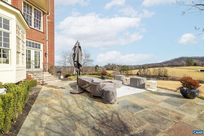 Building Photo - 585 Ragged Mountain Dr