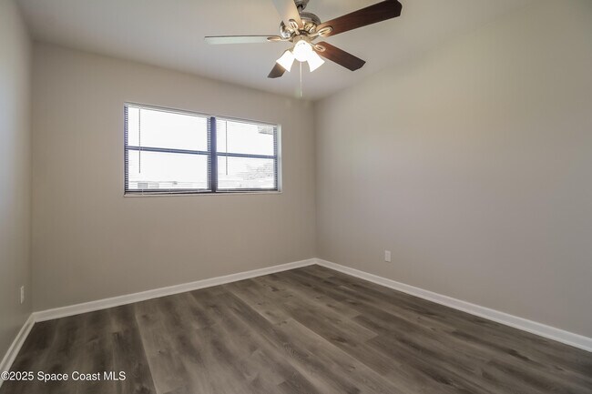 Building Photo - 568 Gardenia Cir