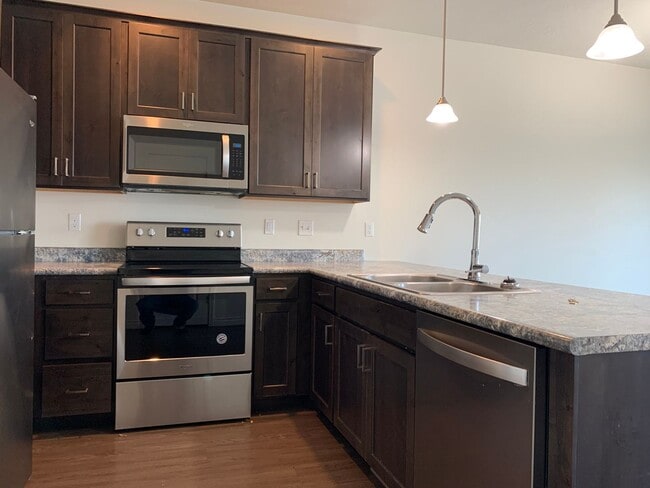 Building Photo - 1 Female Room in a Cute Orem Townhome