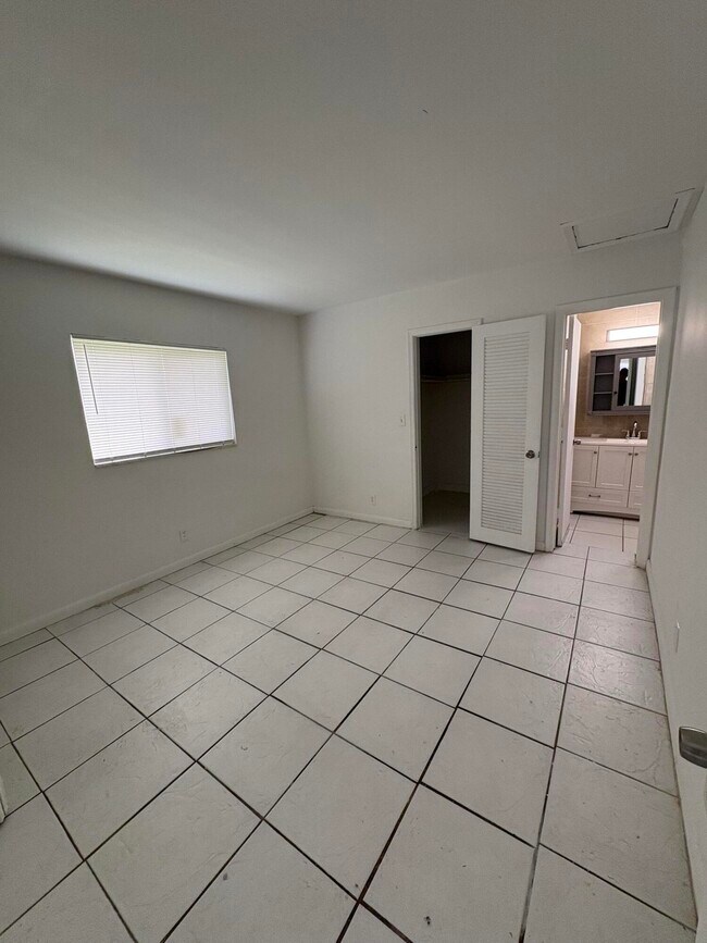 Building Photo - 4031 NW 30th Terrace