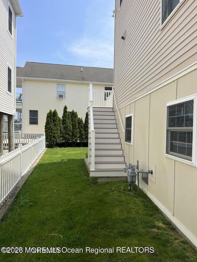 Building Photo - 83 Vanard Dr