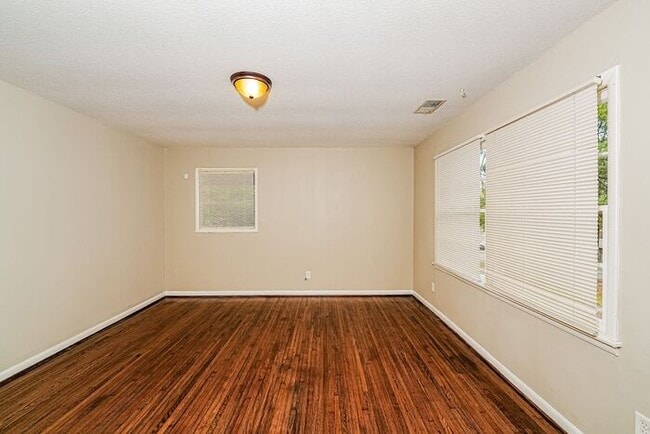 Building Photo - $1250! 3Bed/1Bath in Center Point! Available now!