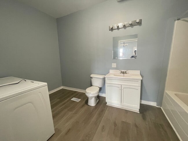 Building Photo - Two Bedroom One Bathroom Home