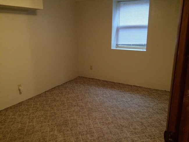 Building Photo - 1028 E Maxwell Ln