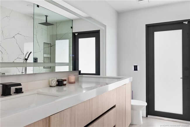 Building Photo - 5143 Deerhurst Crescent Cir