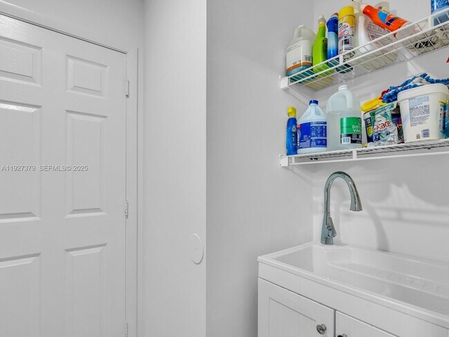 Building Photo - 933 Falling Water Rd