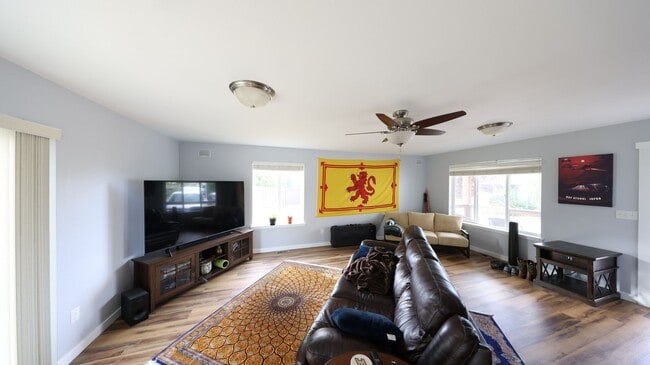 Building Photo - 5 Bed 2.5 Bath - Group - Dog Friendly - Fu...