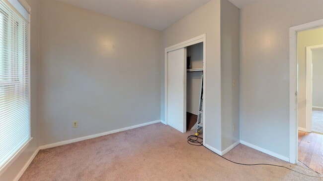 Building Photo - 227 E Northwood Ave