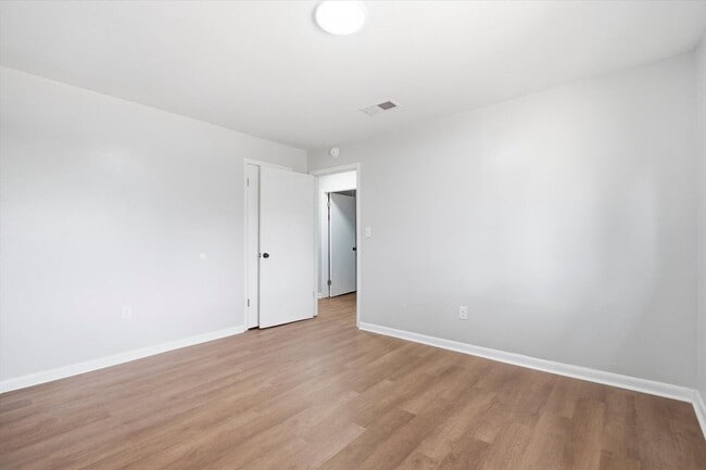 Building Photo - 924 W Huntington Ave