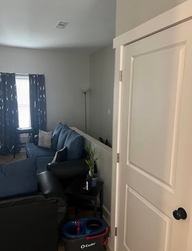 Building Photo - 1917 W Madison St