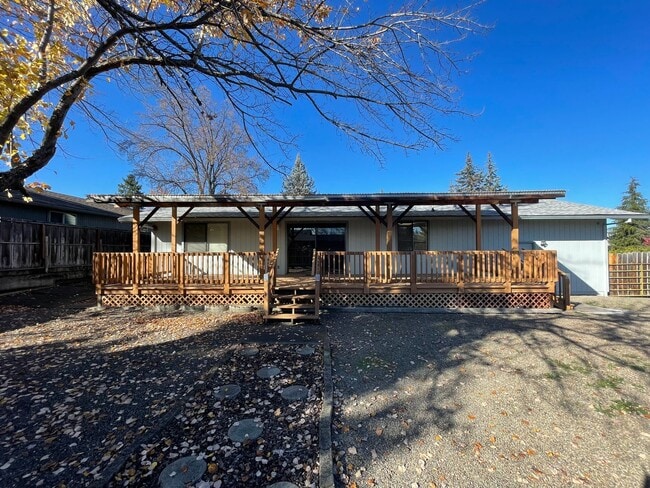 Building Photo - 3 bedroom, 2 bathroom, in East Medford