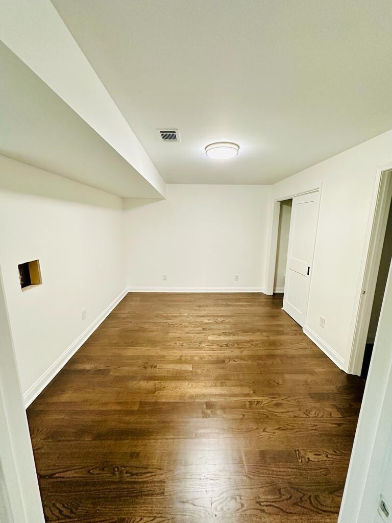Building Photo - 3914 Parkcrest Dr NE