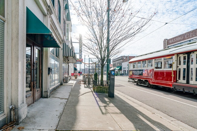 Walking distance to restaurants, the river, and so much more! - 310 S Main St