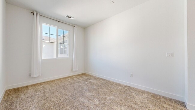 Building Photo - Bright & Beautiful 4 Bedroom 3 Full Bathroom Home!