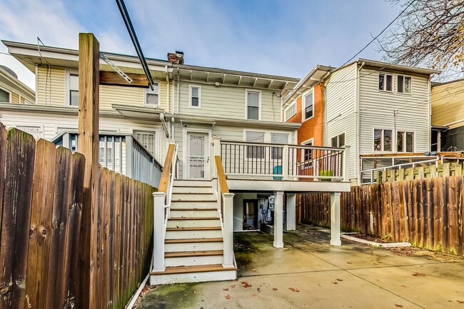 Building Photo - Beautiful TH - 4 bedroom + 3.5 BA - 7 mo -...