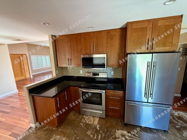 Building Photo - 3 BEDROOM 2 BATHROOM HOME RIGHT ON McCORMI...