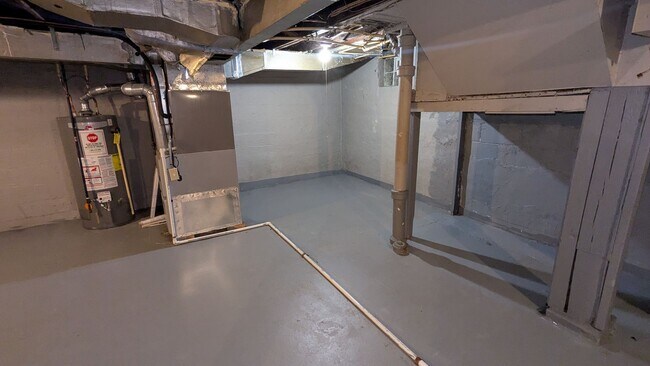 Building Photo - Charming 3-bedroom, 1-bathroom home located in the vibrant city of Akron