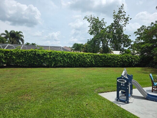 Building Photo - 435 Pine Villa Dr