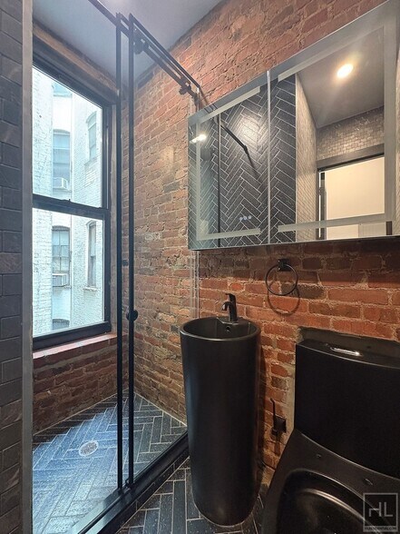 Building Photo - Mott Street