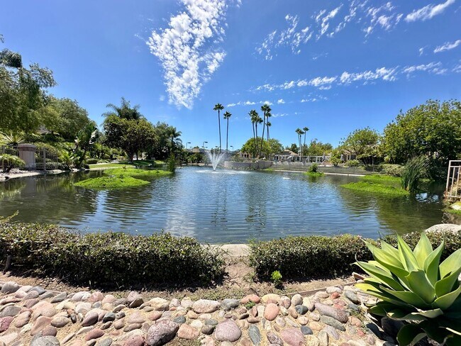 Building Photo - Spacious 2BD Condo with a garage!