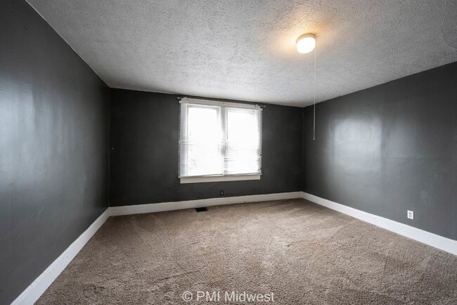 Building Photo - Charming 2 Bed Duplex in Indianapolis with Spacious Layout and Prime Location!