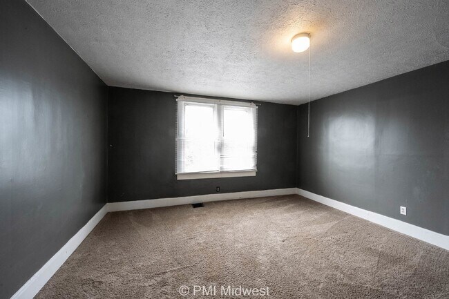 Building Photo - Spacious 2 Bedroom, 1 Bathroom Two-Story Duplex!