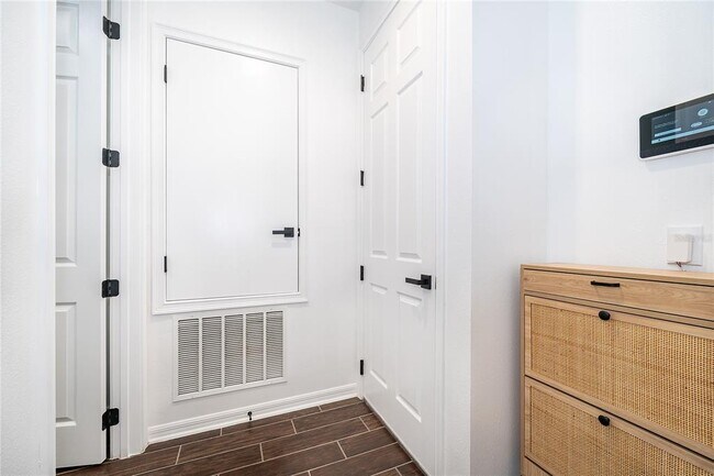 Building Photo - 2022 Redbay Ave