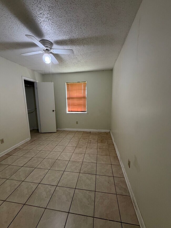 Building Photo - FOR RENT