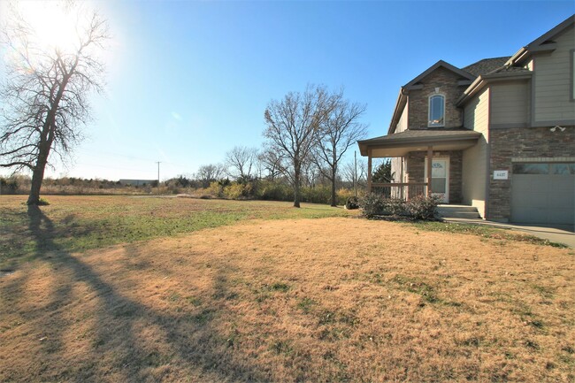 Building Photo - 3BR, 3.5BTH 1/2 duplex, 2car gar and walko...