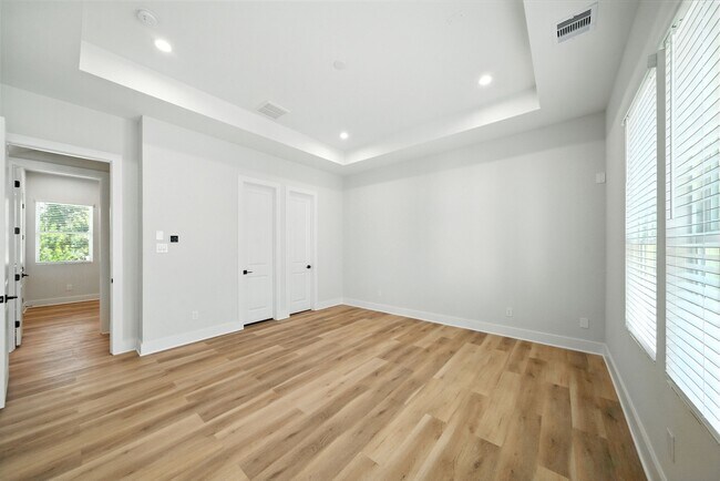 Building Photo - 2304 Hoskins Dr