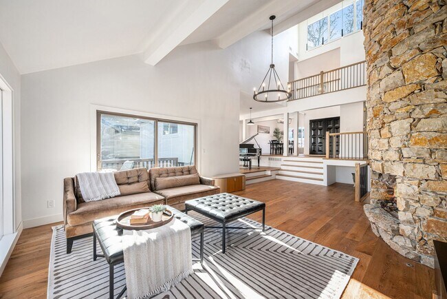 Building Photo - Renovated Lakefront 5 Bedroom Home with 2 Garages!