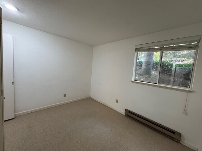 Building Photo - Cozy 2 Bed 1 Bath Condo, Wensley Court Factoria Bellevue