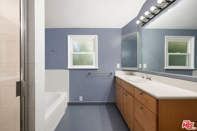 Building Photo - 2120 Linda Flora Dr